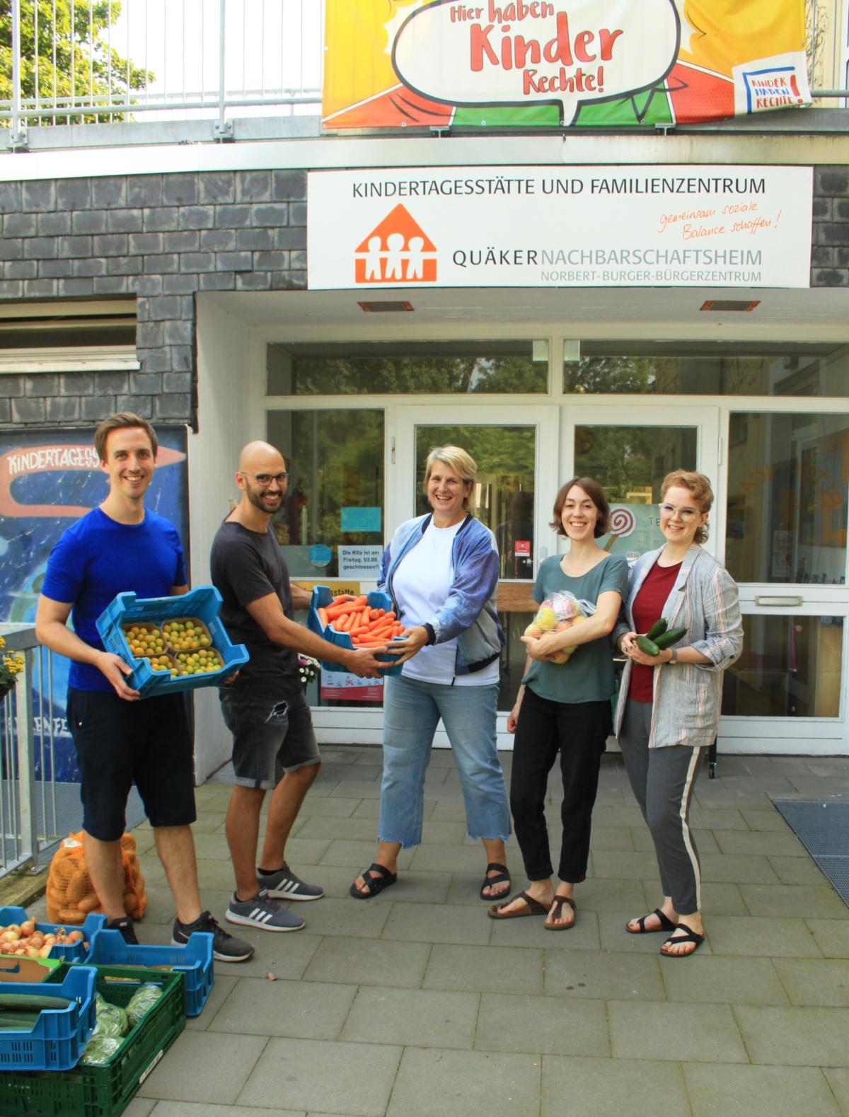 Gemeinschaftsverpflegung der Kitas durch Feldling - Logistikpartner für regionale Verpflegung
v.l. Johannes Decker, Daniel Neumann, Sonja de Günther (Kitaleiterin Quäker Nachbarschaftsheim), Lizzy Carduck, Bernadette Jochens