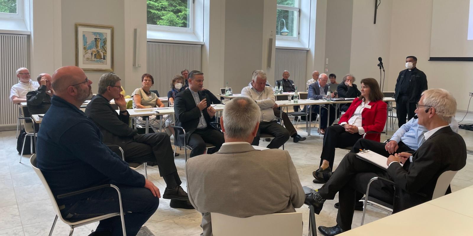 Diskussionsrunde beim Diözesanpastoralrat Diskussionsrunde beim Diözesanpastoralrat DPR, Bensberg 10./11. Juni 2022