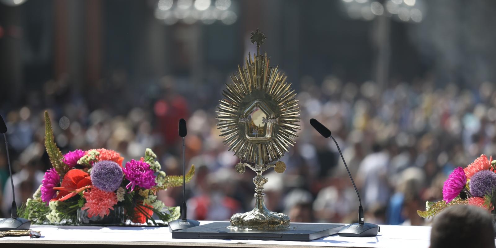 Pontifikalamt auf dem Roncalliplatz und Prozession durch die Kölner Innenstadt zu Fronleichnam am 16.06.2022.