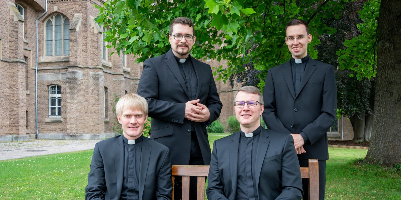 Weihekandidaten der Priesterweihe am Hochfest des Heiligsten Herzens Jesu am 24. Juni 2022 im Hohen Dom zu Köln durch Erzbischof Rainer Maria Woelki.
von links: Thomas Backsmann, Jan Schönthaler, Rafal Jerzy Liebersbach, Dominik Grässlin