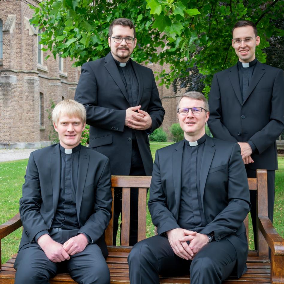 Weihekandidaten der Priesterweihe am Hochfest des Heiligsten Herzens Jesu am 24. Juni 2022 im Hohen Dom zu Köln durch Erzbischof Rainer Maria Woelki.

von links: Thomas Backsmann, Jan Schönthaler, Rafal Jerzy Liebersbach, Dominik Grässlin