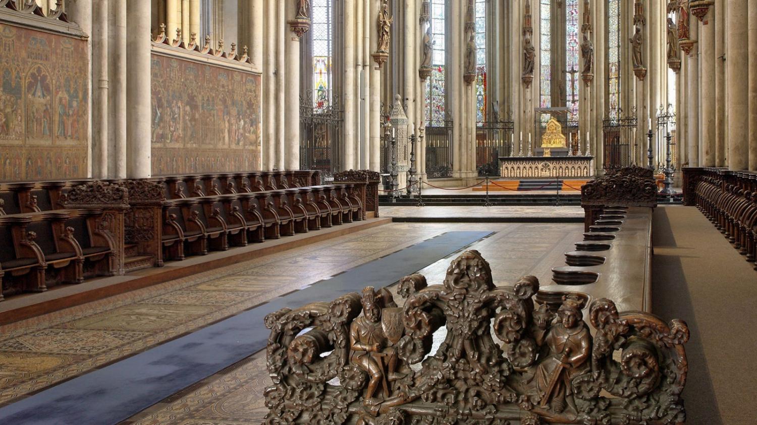 Blick in den Chor des Kölner Domes: Die Sommerausstellung im DOMFORUM beleuchtet unter anderem seine Bauphasen und Ausstattung