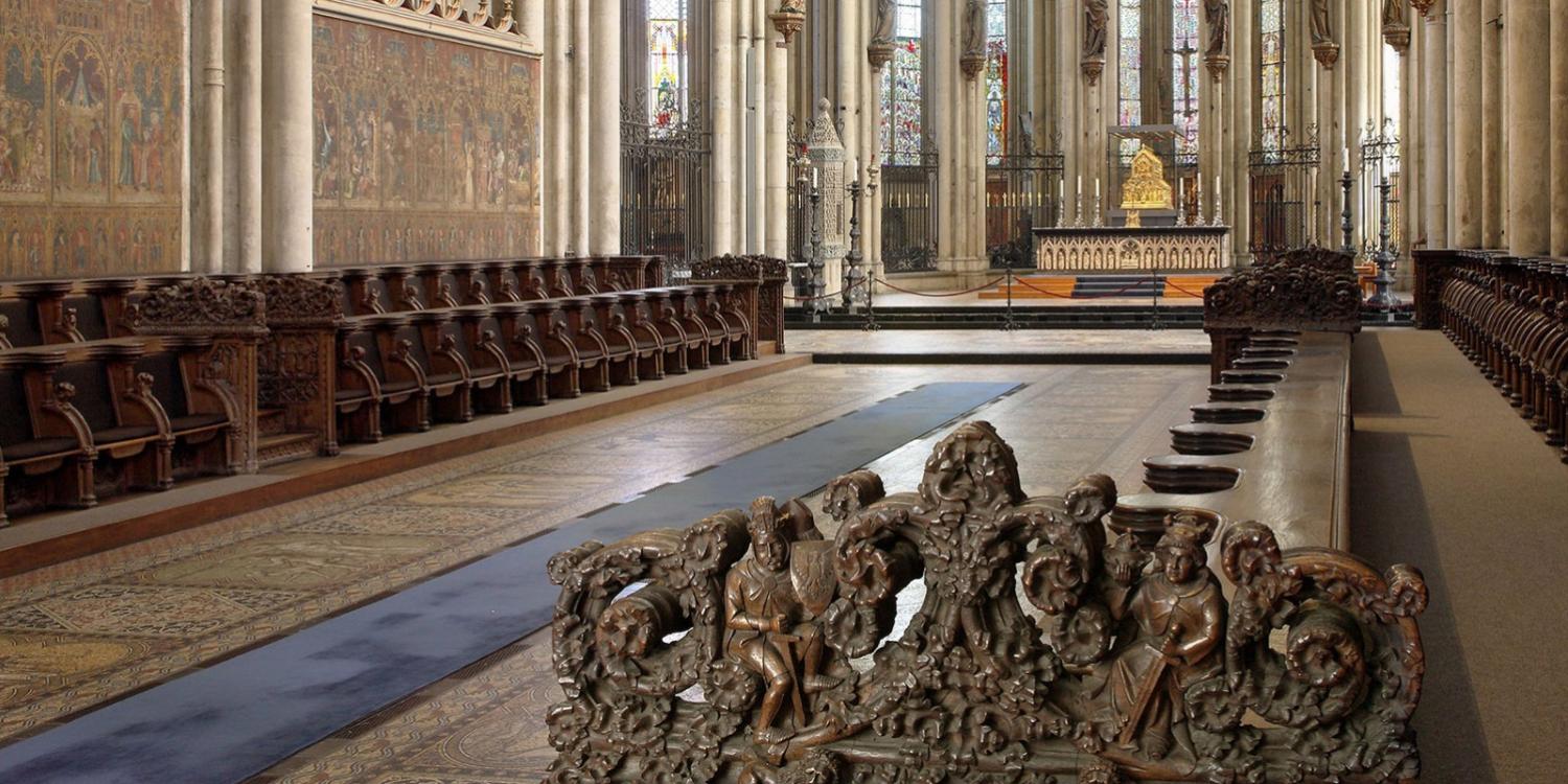 Blick in den Chor des Kölner Domes: Die Sommerausstellung im DOMFORUM beleuchtet unter anderem seine Bauphasen und Ausstattung