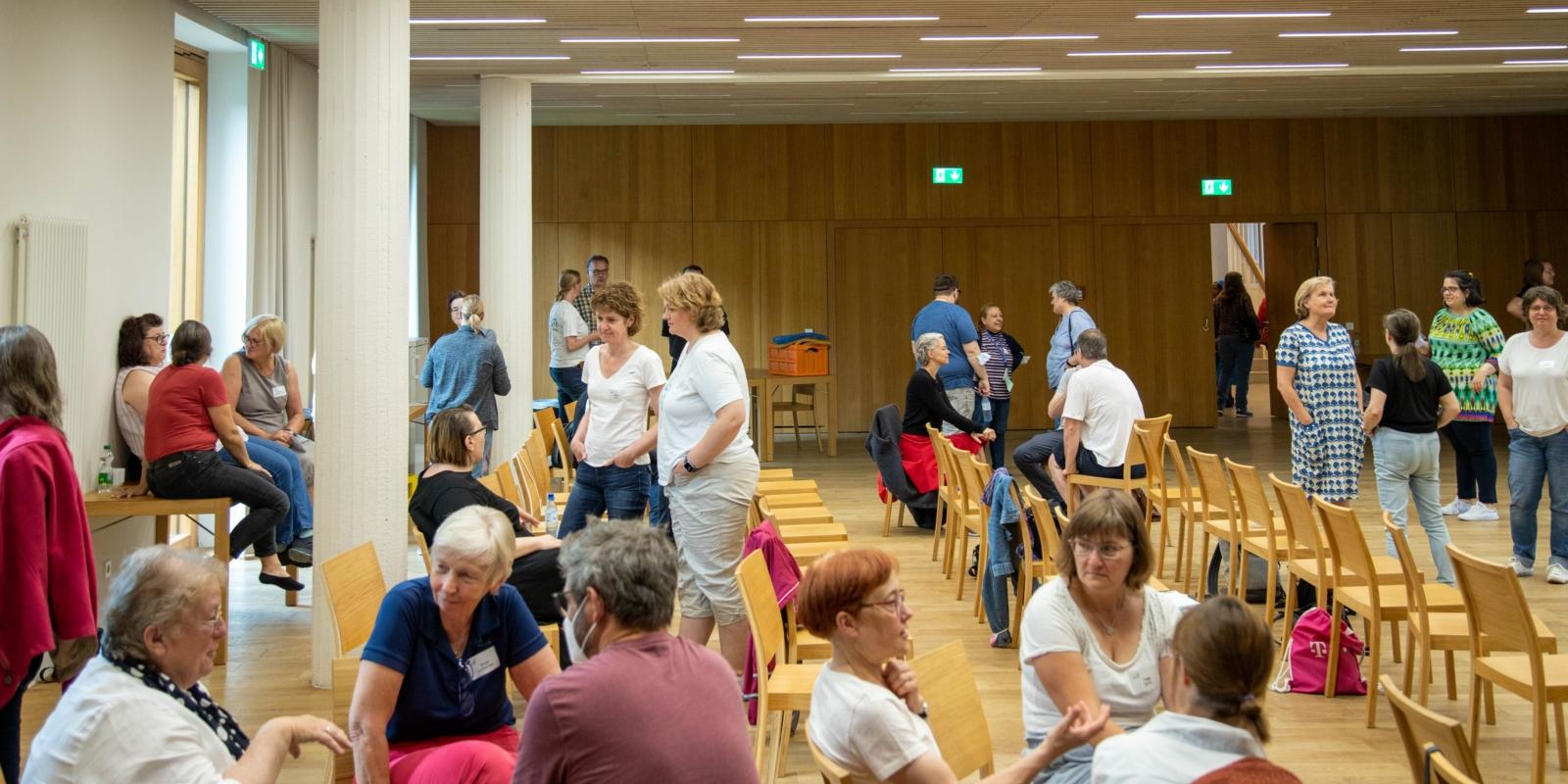 Während der interaktiven Podiumsdiskussion gab es auch Zeit für den Austausch untereinander, die Zuschauenden diskutierten in Dreiergruppen