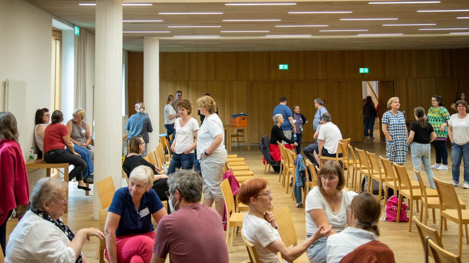 Während der interaktiven Podiumsdiskussion gab es auch Zeit für den Austausch untereinander, die Zuschauenden diskutierten in Dreiergruppen