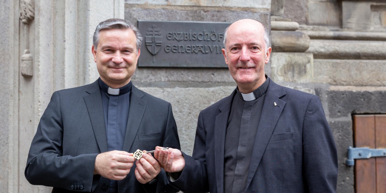 Symbolische Schlüsselübergabe: Generalvikar Hofmann an Generalvikar Assmann Schlüsselübergabe am Generalvikariat: der bisherige Generalvikar Msgr. Dr. Markus Hofmann übergibt symbolisch die Schlüssel der Erzbischöflichen Verwaltung an seinen Nachfolger Msgr. Guido Assmann.