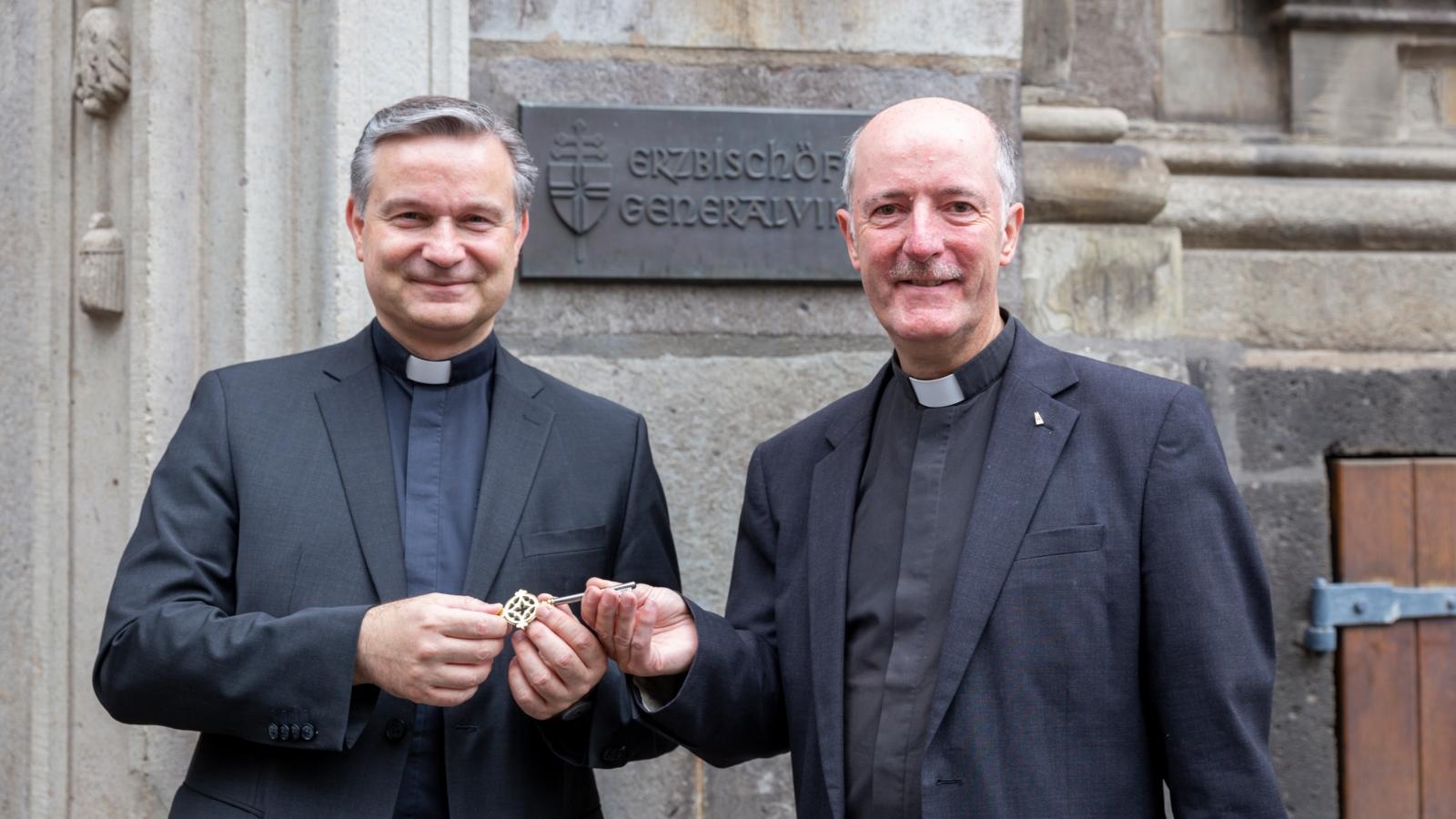 Schlüsselübergabe am Generalvikariat: der bisherige Generalvikar Msgr. Dr. Markus Hofmann übergibt symbolisch die Schlüssel der Erzbischöflichen Verwaltung an seinen Nachfolger Msgr. Guido Assmann.