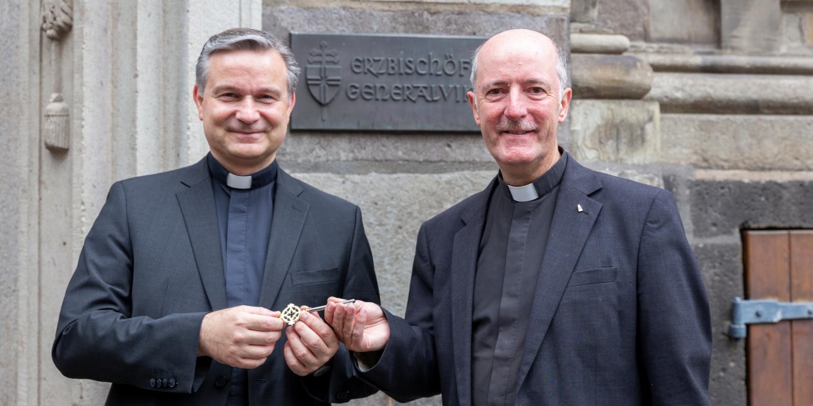 Schlüsselübergabe am Generalvikariat: der bisherige Generalvikar Msgr. Dr. Markus Hofmann übergibt symbolisch die Schlüssel der Erzbischöflichen Verwaltung an seinen Nachfolger Msgr. Guido Assmann.