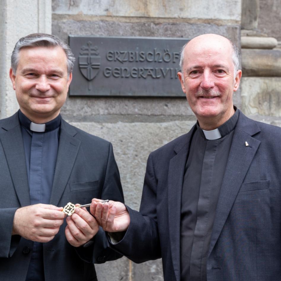 Schlüsselübergabe am Generalvikariat: der bisherige Generalvikar Msgr. Dr. Markus Hofmann übergibt symbolisch die Schlüssel der Erzbischöflichen Verwaltung an seinen Nachfolger Msgr. Guido Assmann.