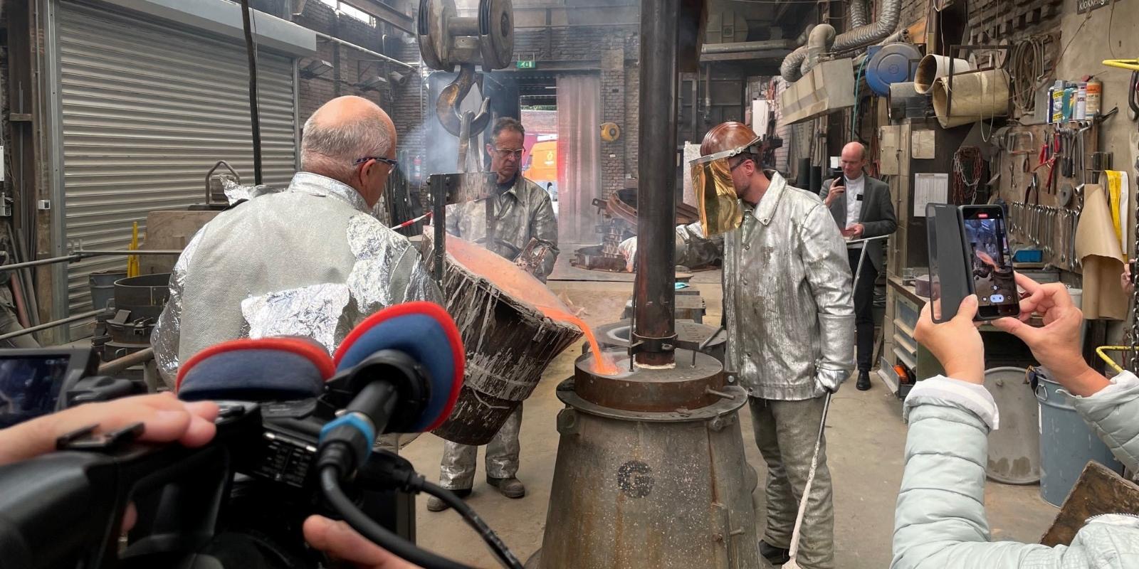 Mitarbeiter der königlichen Glockengießerei 'Royale Eijsbouts' gießen die neue Glocke für das Bonner Münster.