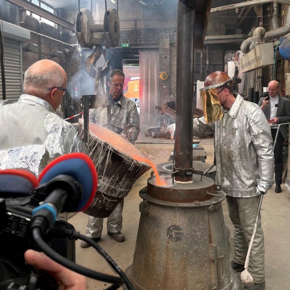 Mitarbeiter der königlichen Glockengießerei 'Royale Eijsbouts' gießen die neue Glocke für das Bonner Münster.
