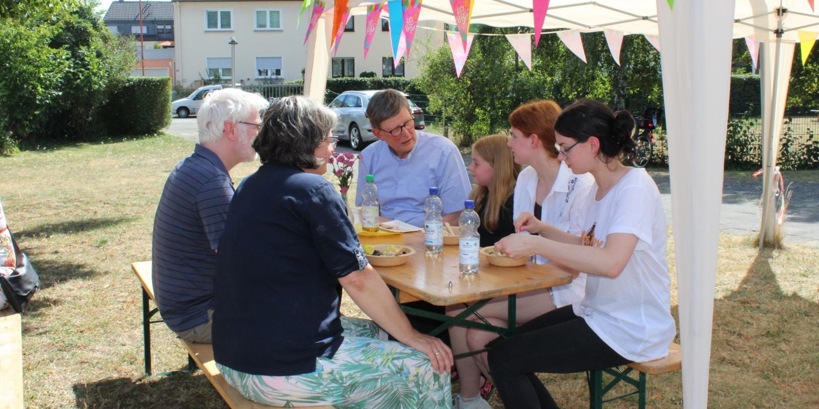 Kardinal Woelki besucht Nachbarschaftstreff mit Ehrenamtlichen und Geflüchteten im Marienheim in Siegburg