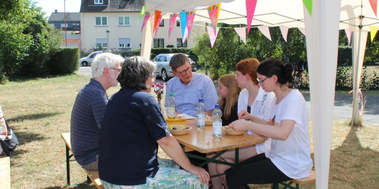 Kardinal Woelki besucht Nachbarschaftstreff mit Ehrenamtlichen und Geflüchteten im Marienheim in Siegburg