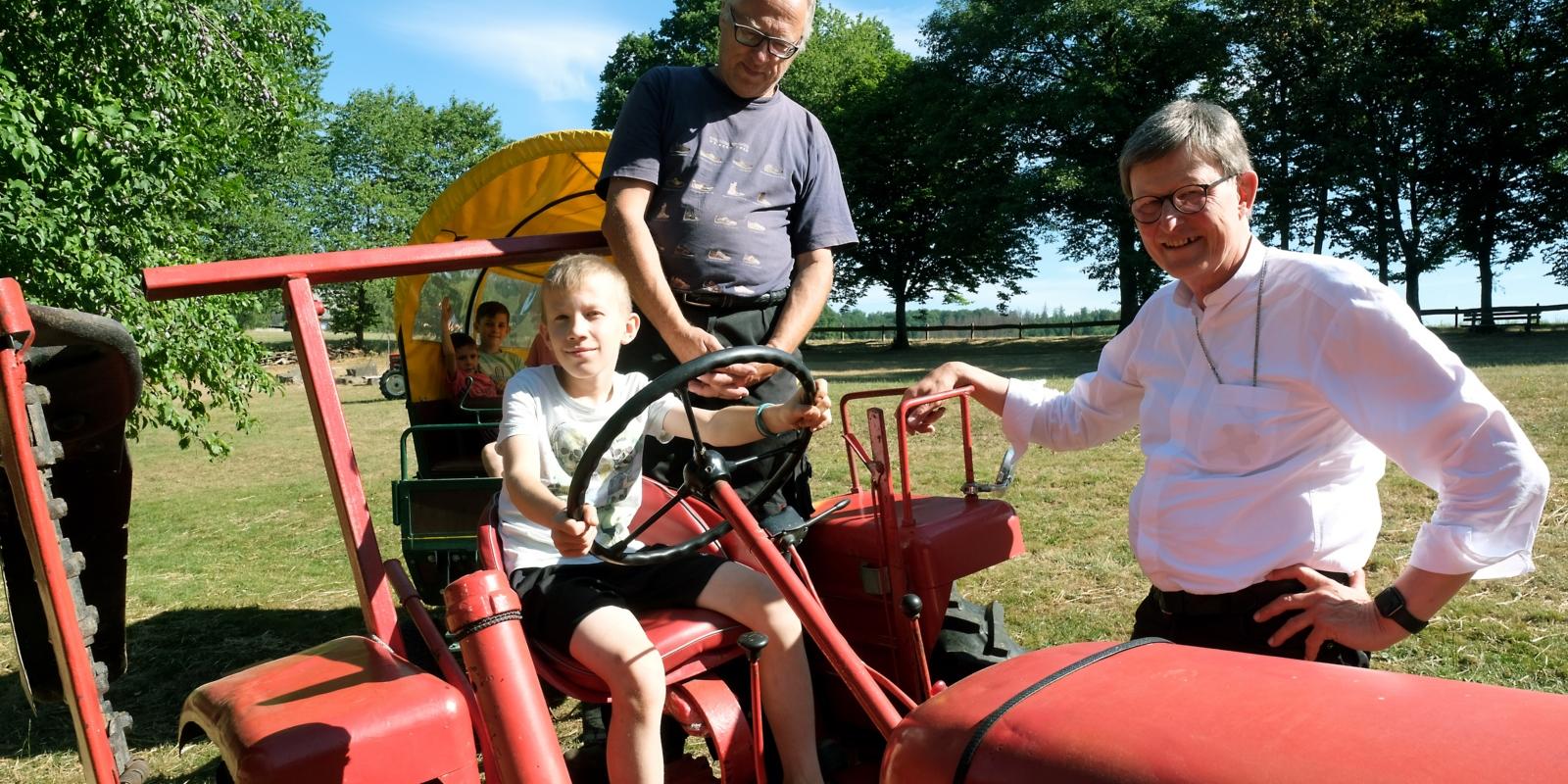 Unter Aufsicht von Georg Rieth dürfen die älteren Kinder eine Runde mit Traktor 'Speedy' auf dem Gelände drehen.Die Sozialaktion der Advents- und Sommerzeit ermöglicht Familien eine Auszeit in der 'Arche Noah' in Marienberge im Westerwald. Kardinal Woelki besuchte im Anfang August die Einrichtung. Unter Aufsicht von Georg Rieth dürfen die älteren Kinder eine Runde mit Traktor 'Speedy' auf dem Gelände drehen.
Die Sozialaktion der Advents- und Sommerzeit ermöglicht Familien eine Auszeit in der 'Arche Noah' in Marienberge im Westerwald. Kardinal Woelki besuchte im Anfang August die Einrichtung.