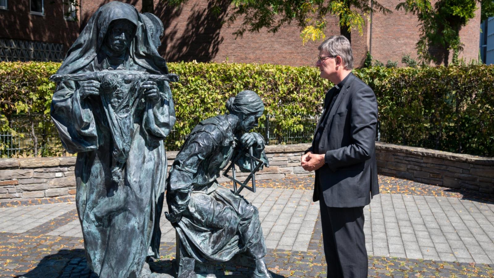 Kardinal Woelki entzündet eine Kerze am Edith-Stein-Denkmal in Köln anlässlich ihres 80. Todestags.