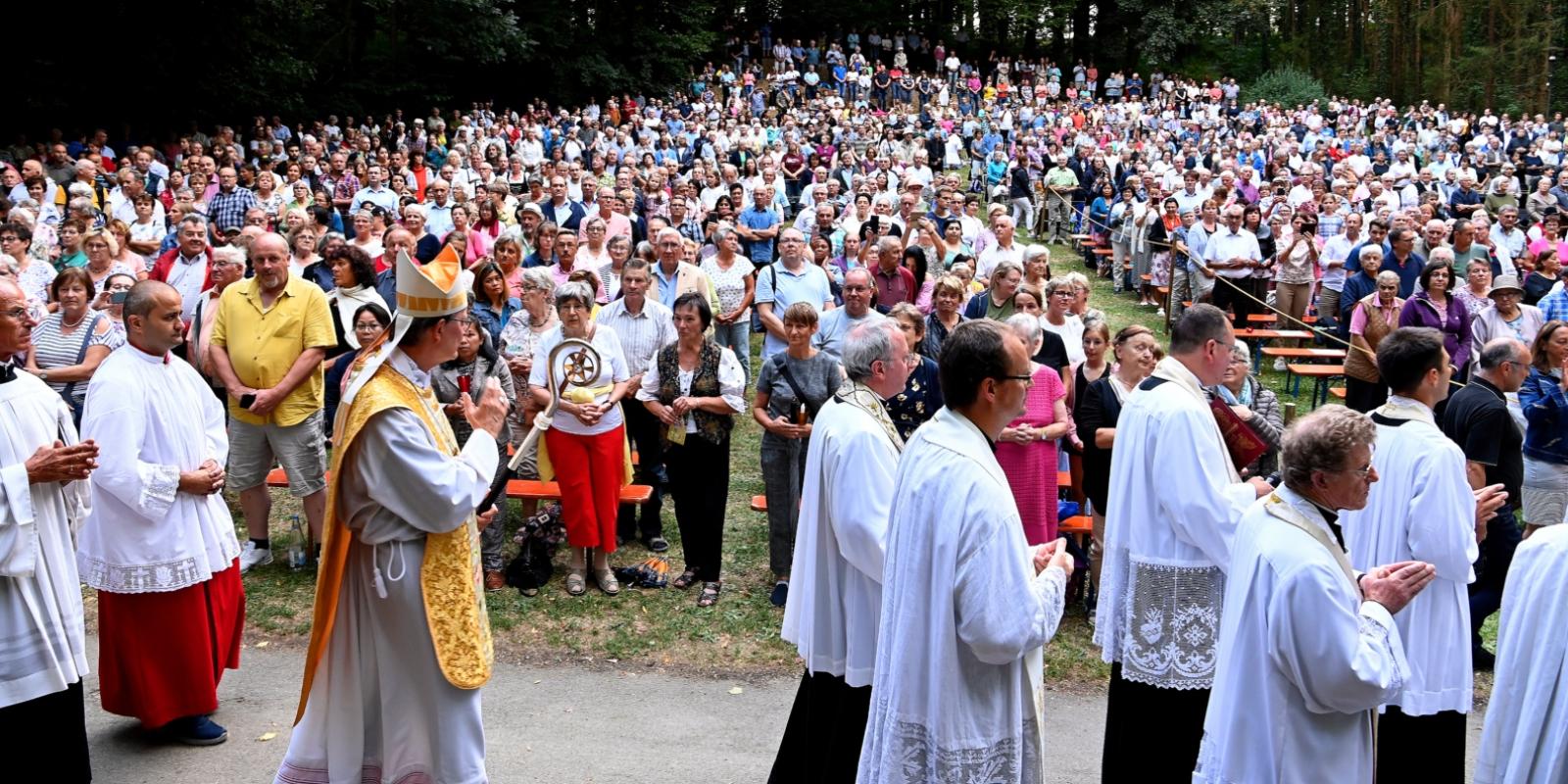 Kardinal Woelki in Maria Vesperbild An Maria Himmelfahrt 2022 feierte der Kölner Erzbischof Rainer Maria Kardinal Woelki ein feierliches Pontifikalamt im schwäbischen Wallfahrtsort Maria Vesperbild.
