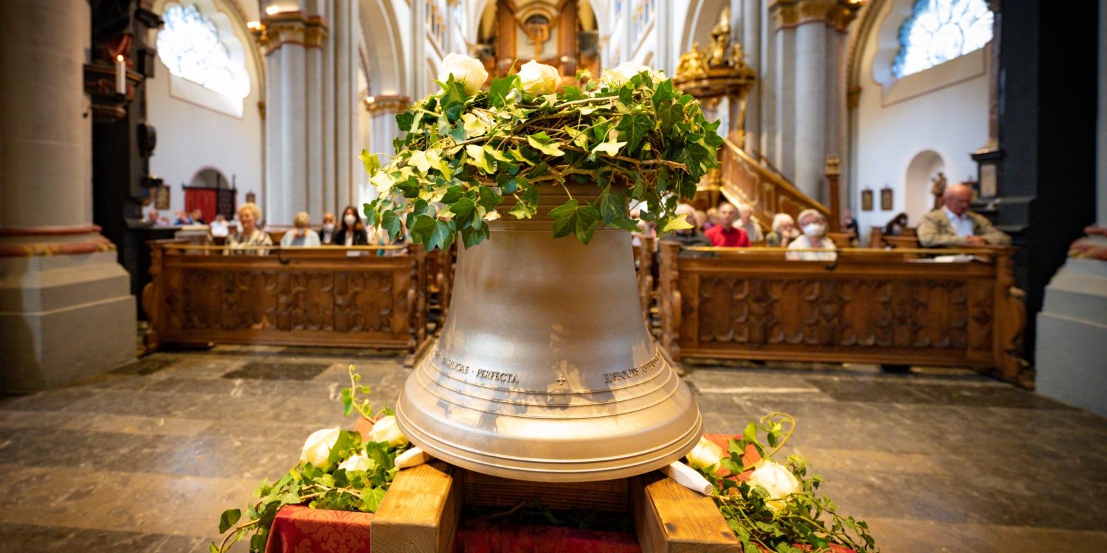 Glockenweihe im Bonner Münster Am Sonntag, 28. August 2022 hat der Bonner Stadtdechant Dr. Wolfgang Picken die neue Glocke 'St. Adelheid' geweiht.
