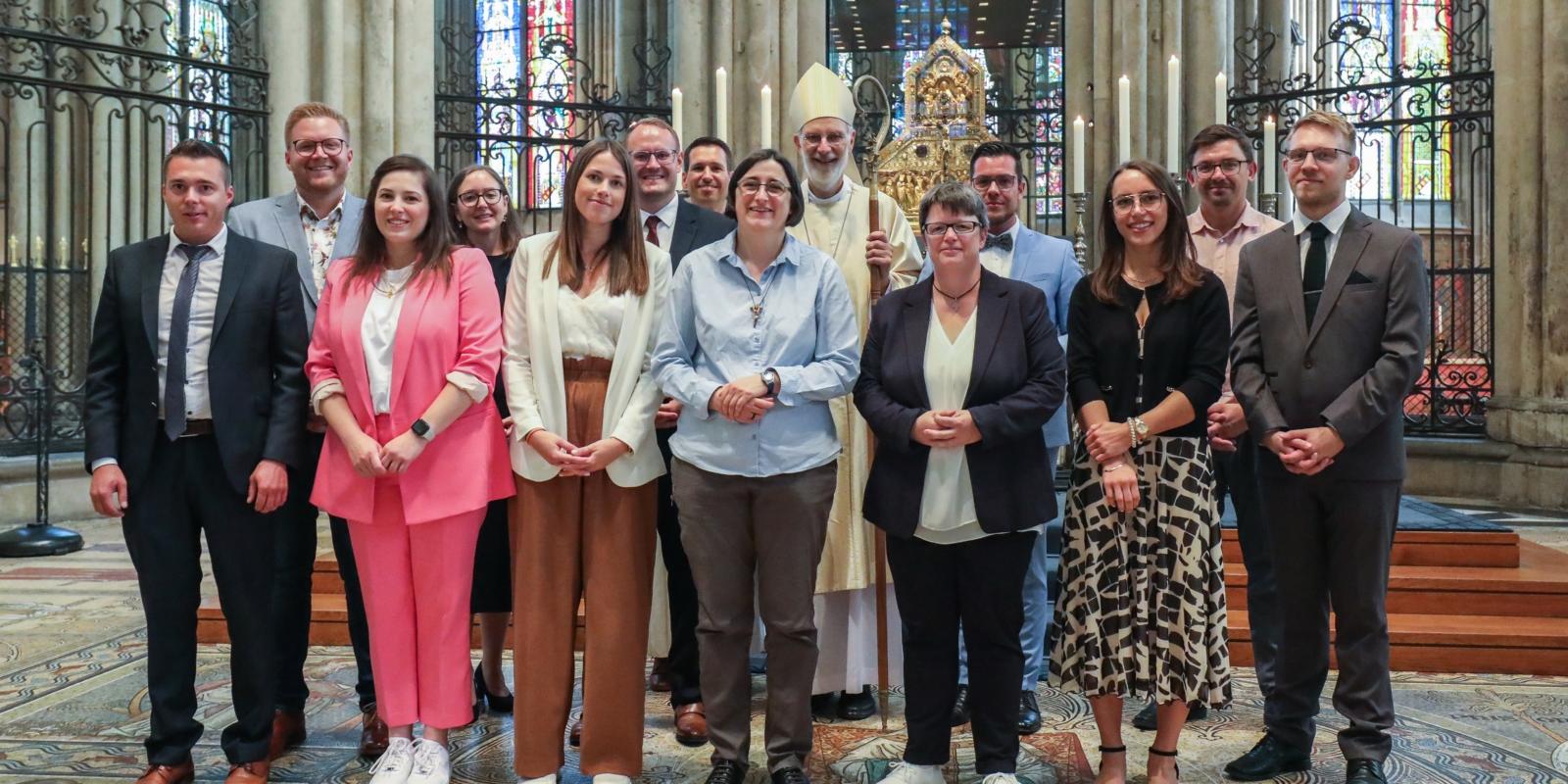 Weihbischof Puff beauftragt zehn neue Gemeinde- und Pastoralreferentinnen und -referenten im Erzbistum Köln