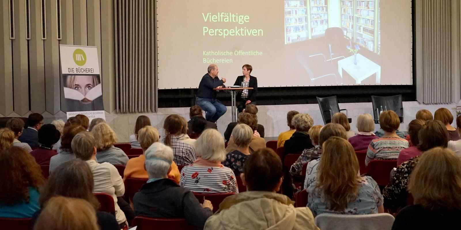 Sechs verschiedene Gäste kamen am Vormittag aufs Podium, um über ihre Perspektive auf Katholische Öffentliche Büchereien und deren Angebote zu sprechen - hier Philipp Jeffré, Diakon aus St. Laurentius, Wuppertal.
