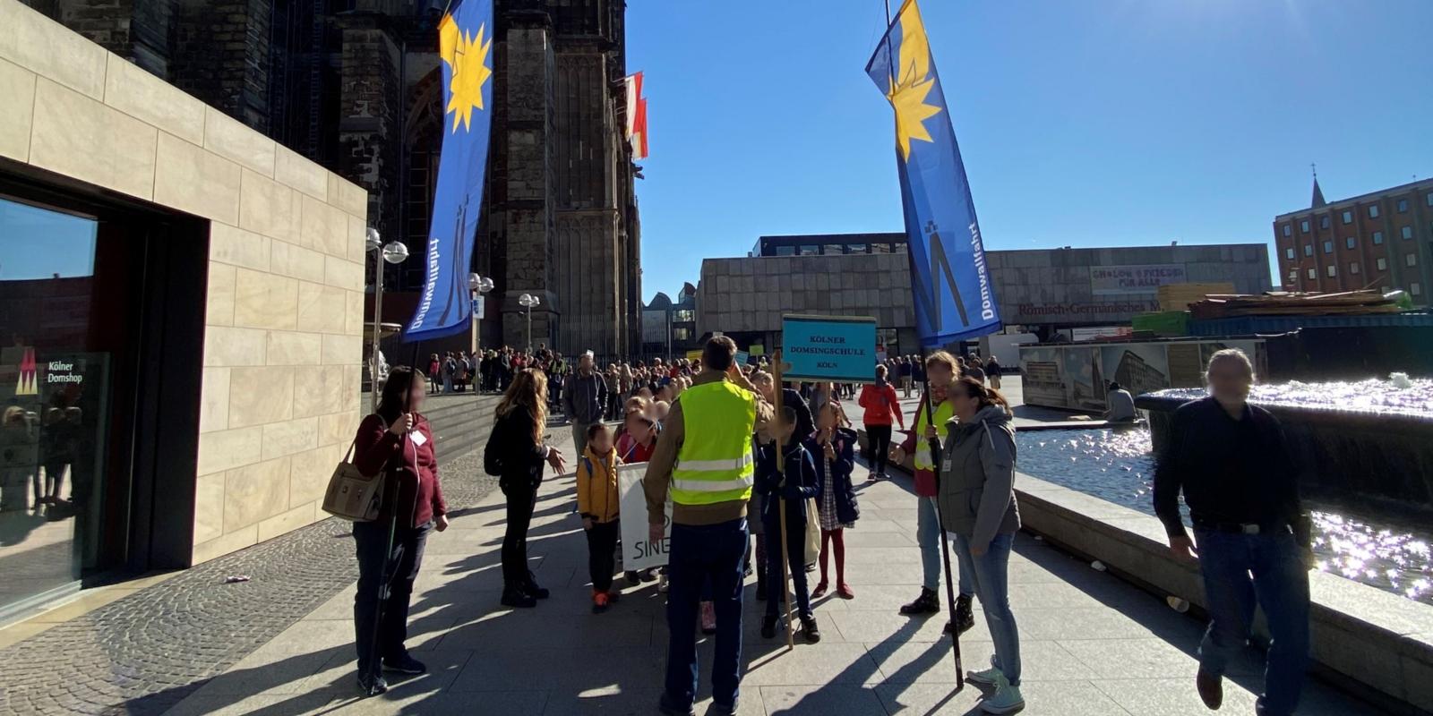 Auf dem Roncalliplatz stellen sich die Grundschulkinder zum Einzug in den Dom auf.