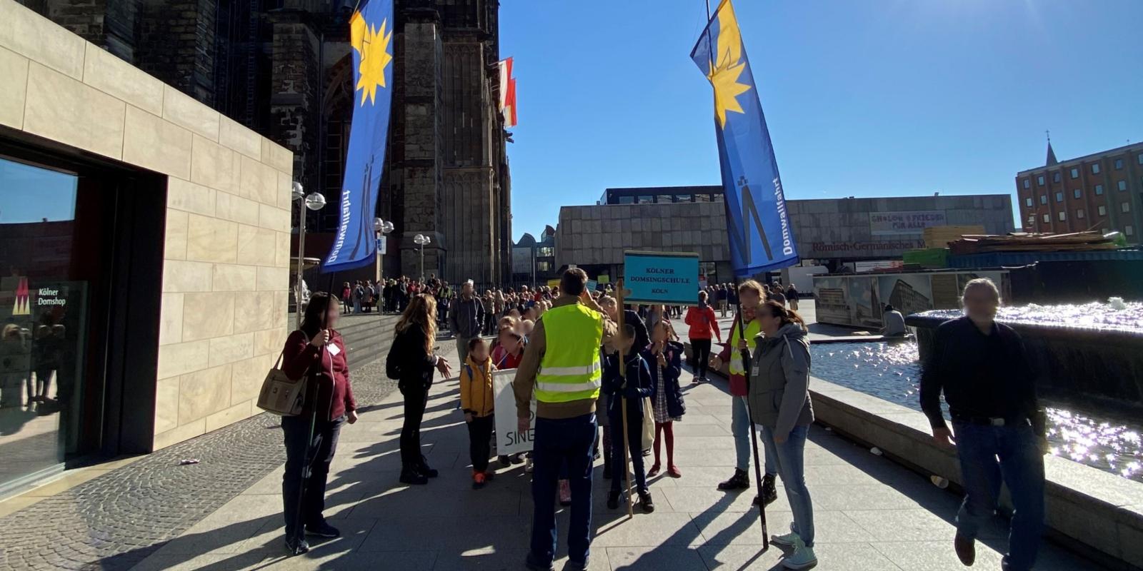 Auf dem Roncalliplatz stellen sich die Grundschulkinder zum Einzug in den Dom auf.