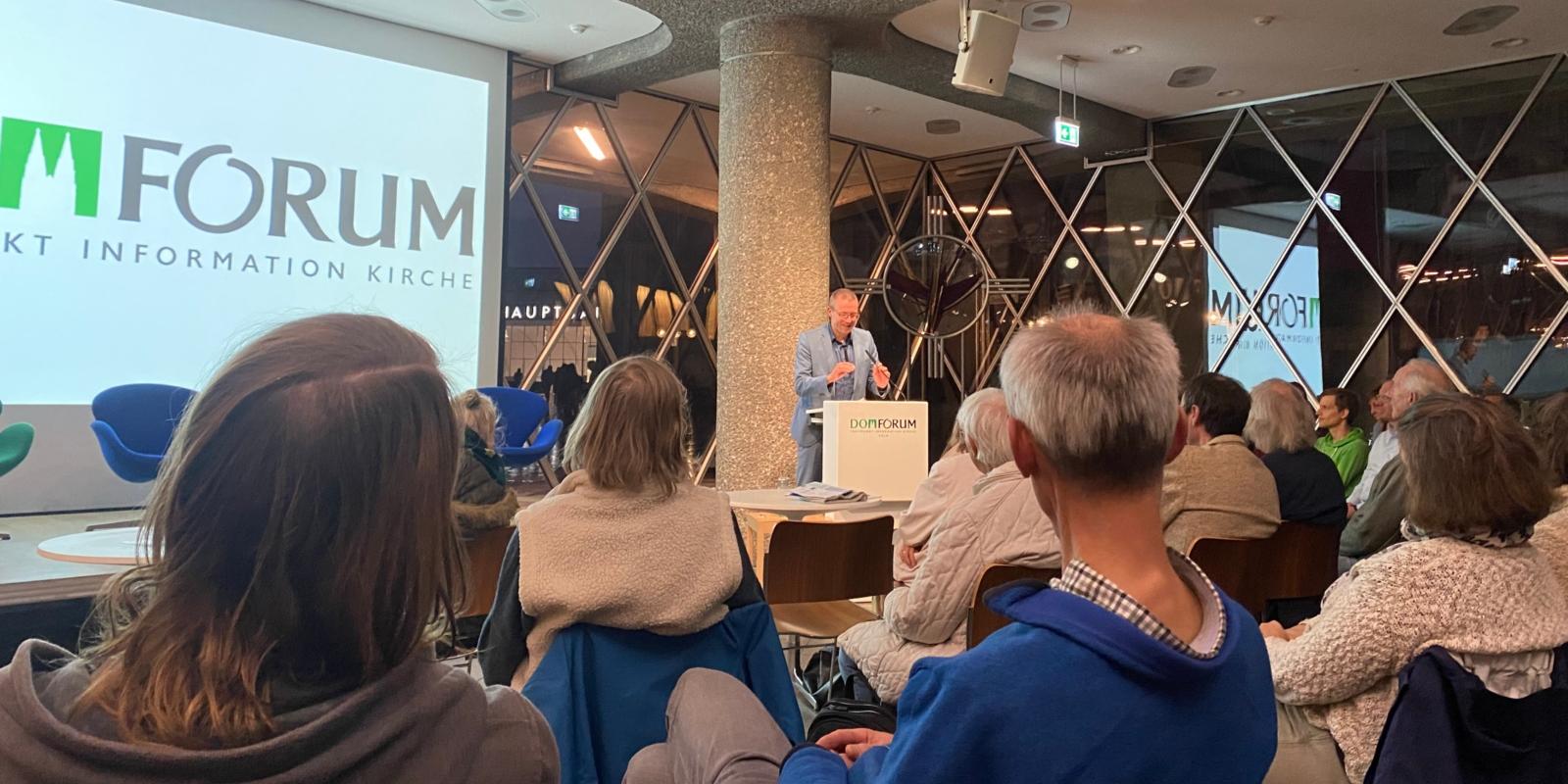 Prof. Dr. Uwe Schneidewind, Oberbürgermeister von Wuppertal, während seines Impulsvortrages im Rahmen der Veranstaltung 'Lichtblicke' im Kölner Domforum. Podiumsdiskussion am 26. September 2022 im Domforum. Foto: Prof. Dr. Uwe Schneidewind, Oberbürgermeister von Wuppertal, während seines Impulsvortrages.