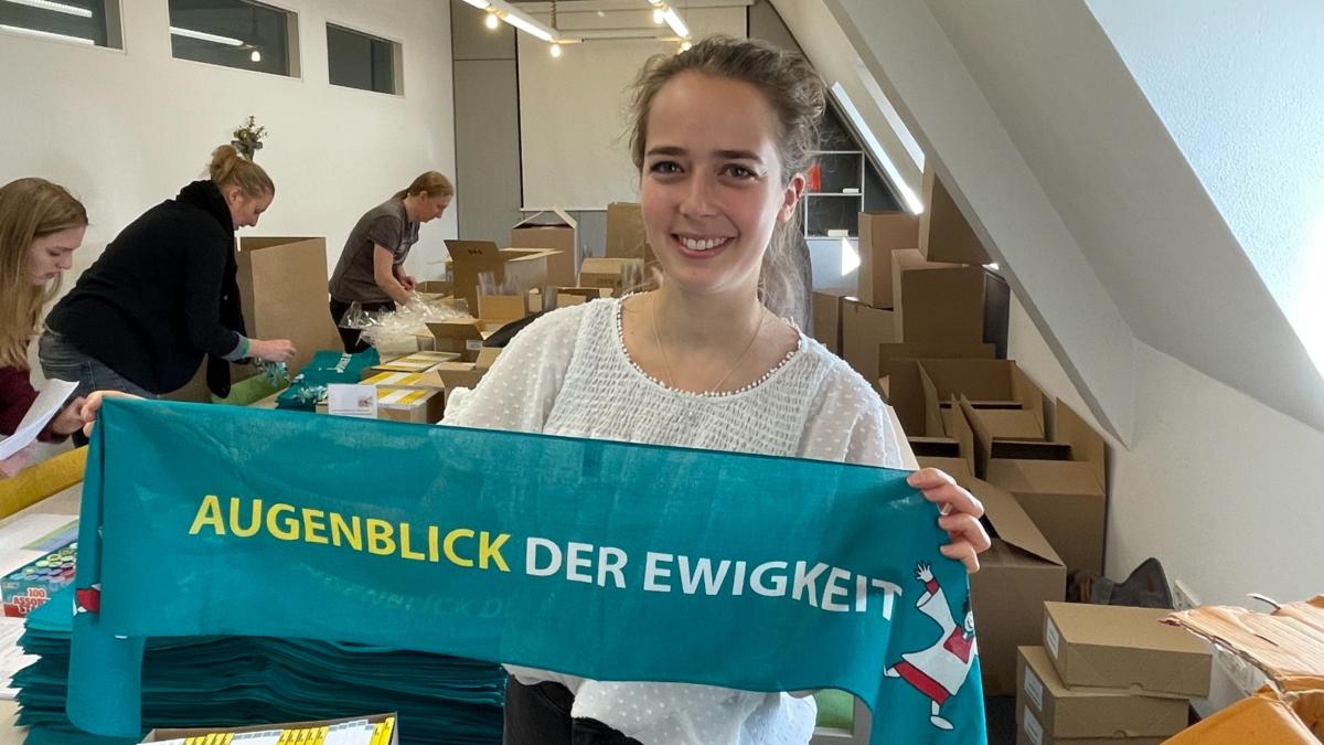 Judith mit dem Mottoschal der Romwallfahrt 2022