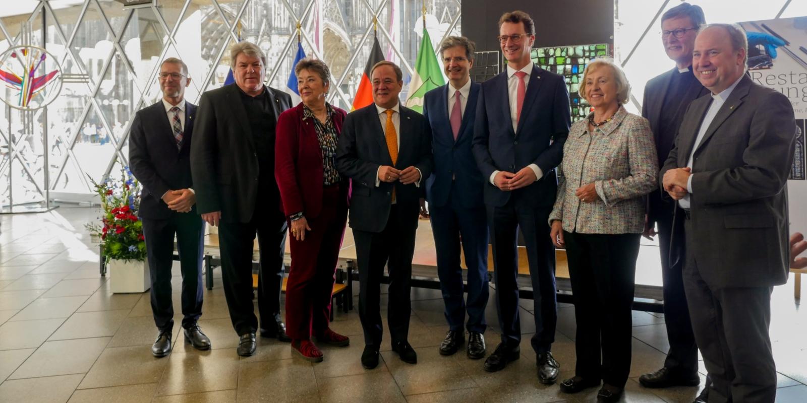 von links: Peter Füssenich (Kölner Dombaumeister), Michael Kreuzberg (Präsident des Zentral-Dombau-Vereins zu Köln), Prof. Dr. Barbara Schock-Werner (ehemalige Kölner Dombaumeisterin), Armin Laschet (Ministerpräsident a. D.), François Delattre (französischer Botschafter), Hendrik Wüst (NRW-Ministerpräsident), Prof. Maria Böhmer (Präsidentin der Deutschen UNESCO-Kommission), Kardinal Rainer Maria Woelki (Erzbischof von Köln), Msgr. Robert Kleine (Stadtdechant von Köln)