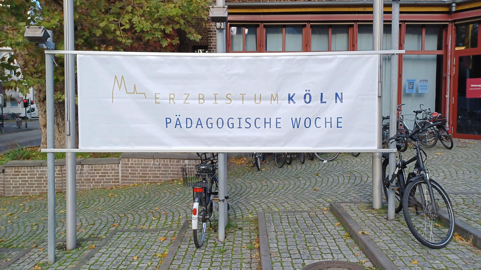 Banner zur 40. Pädagogischen Woche vor dem Maternushaus.