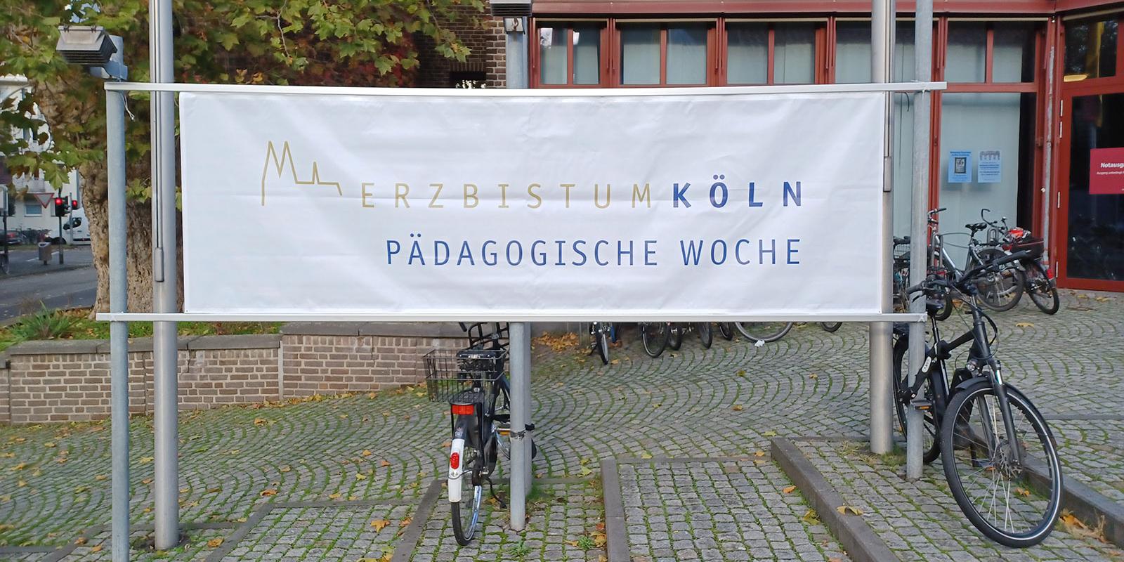 Banner zur 40. Pädagogischen Woche vor dem Maternushaus.