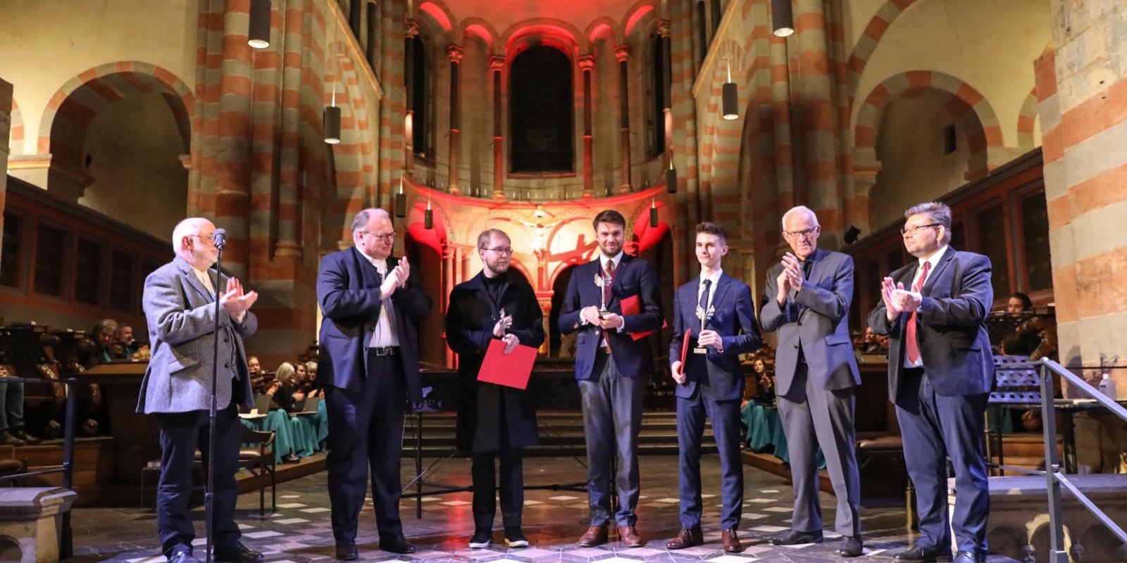 Preisverleihung in der Abtei Brauweiler: Erzdiözesankirchenmusikdirektor Professor Richard Mailänder (von links), Monsignore Markus Bosbach, die Preisträger Lukas Butkus, Jakub Szafranski und Pawel Konkol, der frühere NRW-Ministerpräsident Professor Dr. Jürgen Rüttgers und Jurymitglied Professor Dr. Pawel Lukaszewski. (29.10.2022)