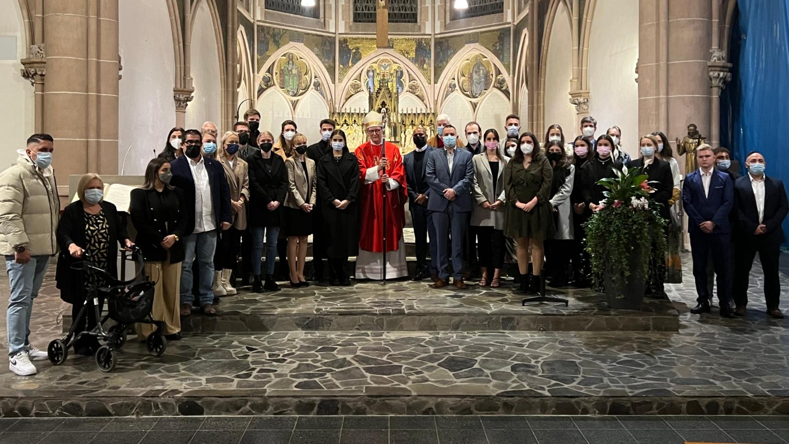 Über 30 Erwachsene aus dem ganzen Erzbistum haben am Samstag, 10.11.2022 in der Düsseldorfer Kirche St. Mariä Empfängnis das Sakrament der Firmung empfangen.