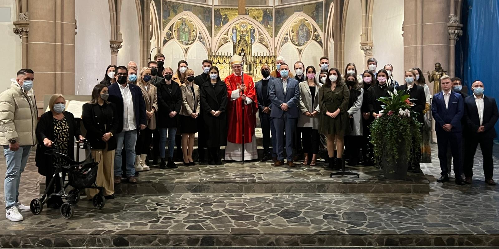 Über 30 Erwachsene aus dem ganzen Erzbistum haben am Samstag, 10.11.2022 in der Düsseldorfer Kirche St. Mariä Empfängnis das Sakrament der Firmung empfangen.