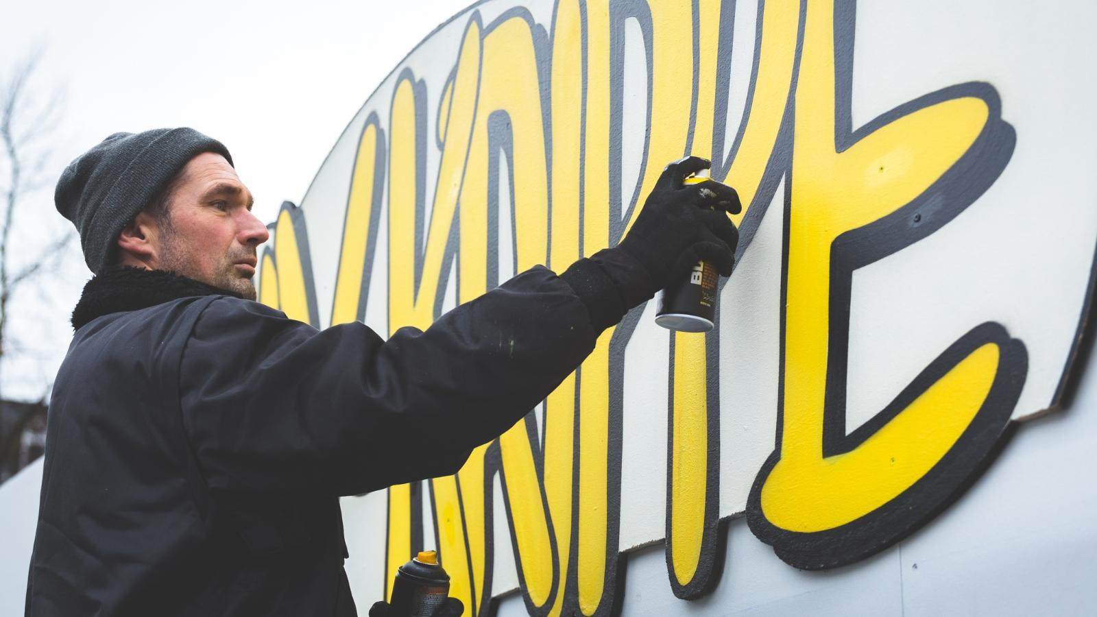 Der Wuppertaler Graffiti-Künstler Martin „Megx“ Heuwold gestaltet auf dem Laurentiusplatz in Wuppertal-Elberfeld die Graffiti-Krippe 2022.