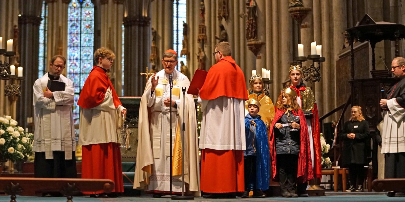 Der Kölner Erzbischof Rainer Maria Kardinal Woelki zelebriert die diözesane Aussendungsfeier der Sternsinger.