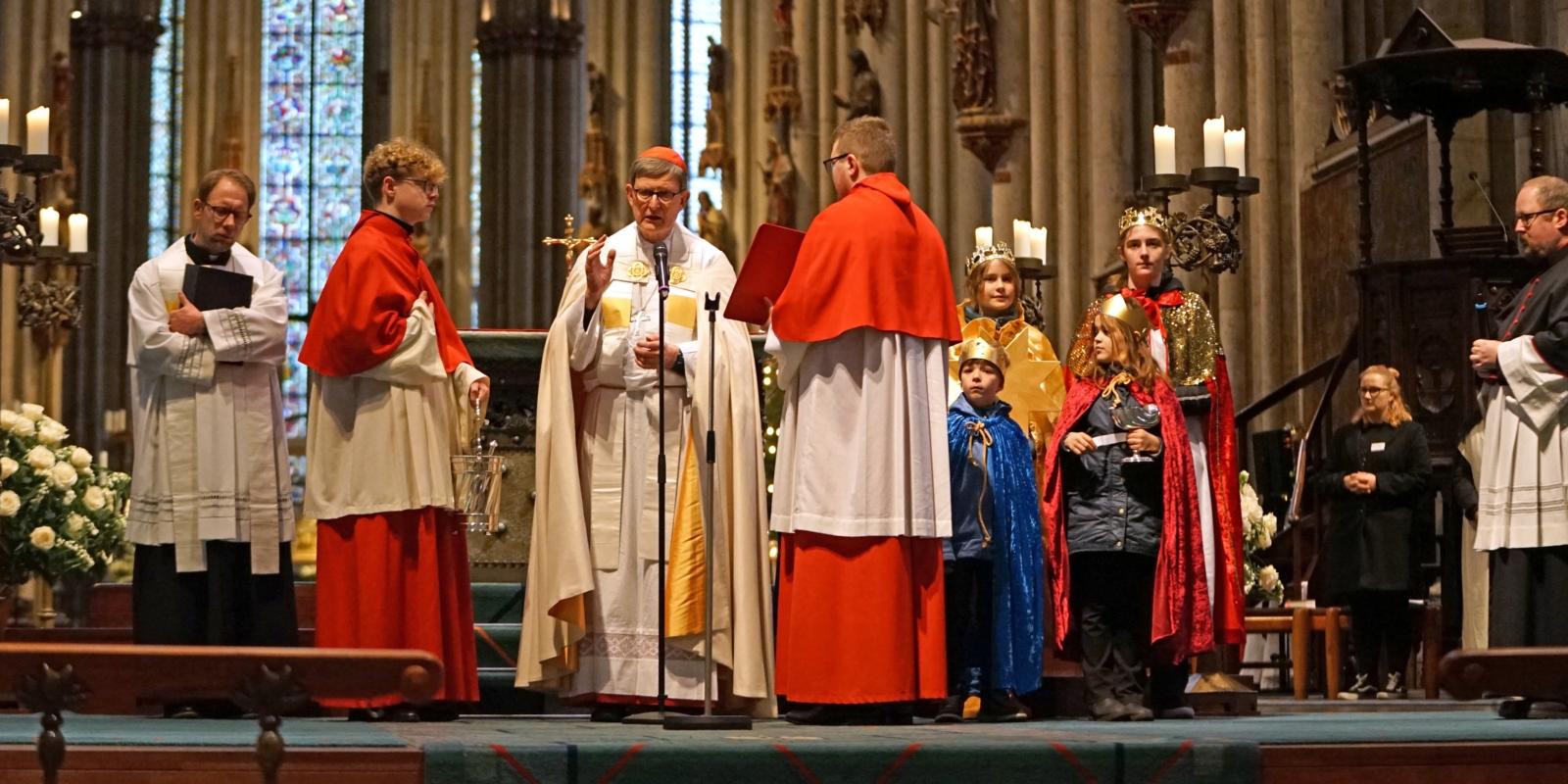 Der Kölner Erzbischof Rainer Maria Kardinal Woelki zelebriert die diözesane Aussendungsfeier der Sternsinger.