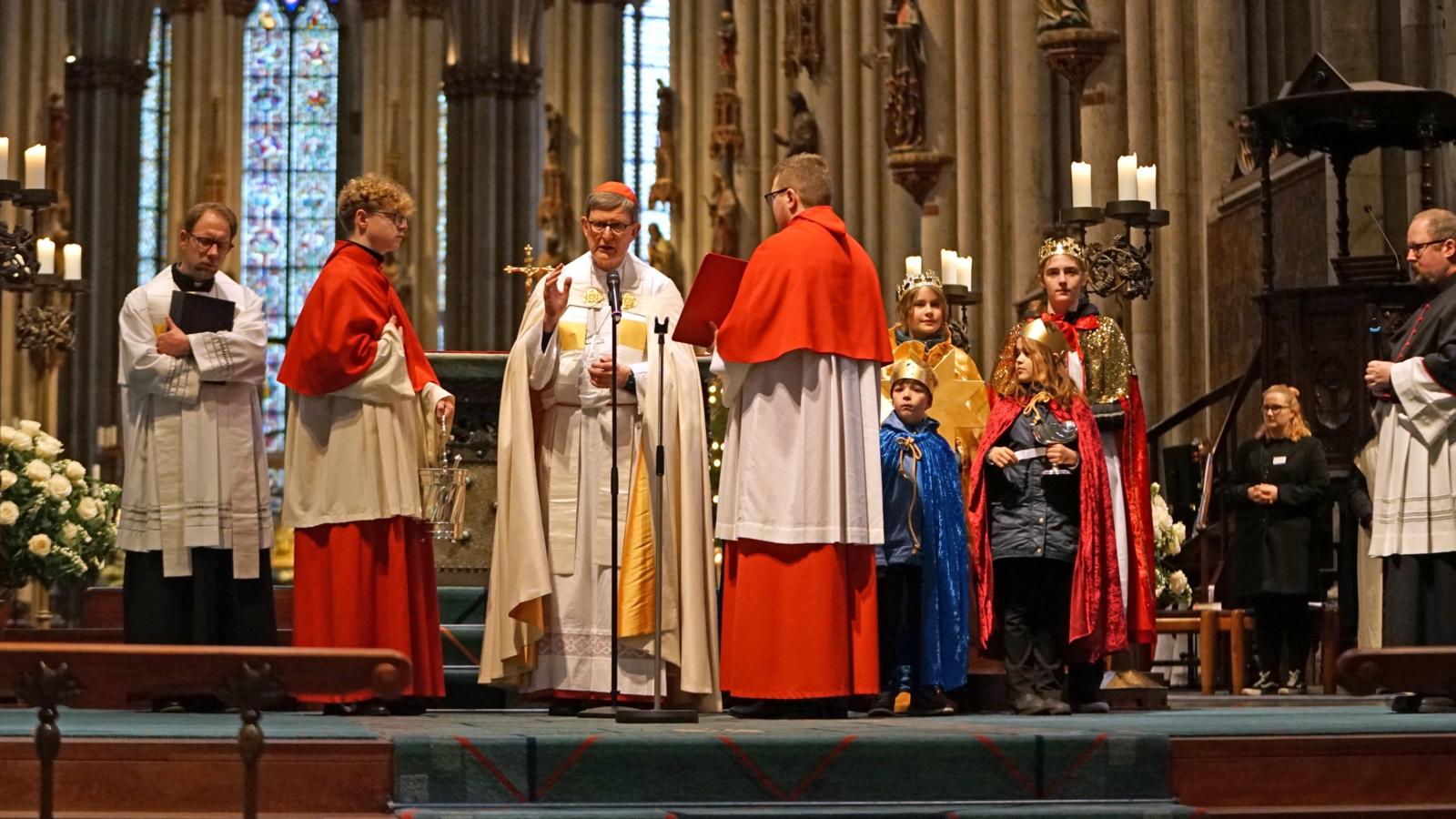 Der Kölner Erzbischof Rainer Maria Kardinal Woelki zelebriert die diözesane Aussendungsfeier der Sternsinger.