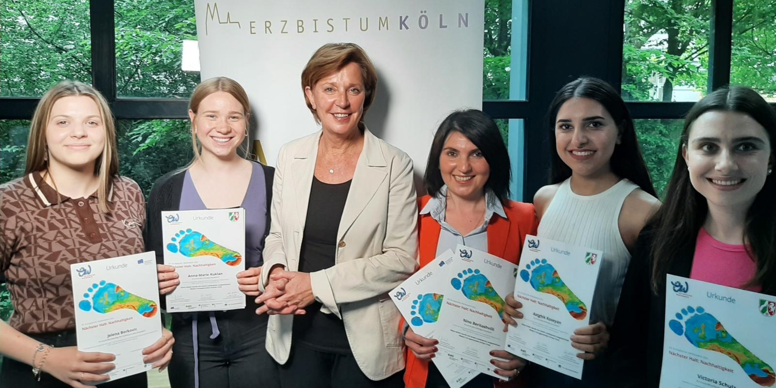 Yvonne Gebauer, Ministerin für Schule und Bildung des Landes Nordrhein-Westfalen, zusammen mit den fünf Gewinnerinnen des St. Ursula-Berufskolleg .