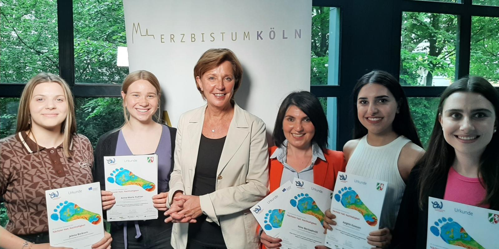 Yvonne Gebauer, Ministerin für Schule und Bildung des Landes Nordrhein-Westfalen, zusammen mit den fünf Gewinnerinnen des St. Ursula-Berufskolleg .