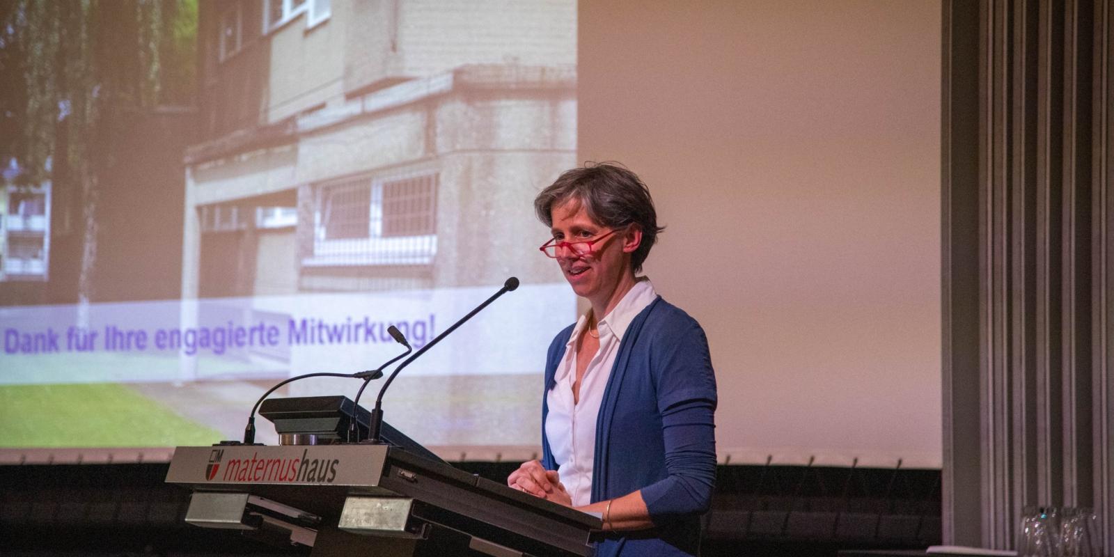 Leiterin Katherin Bollenbeck spricht über das Projekt 'Gebäudeerfassung im Erzbistum Köln' Katherin Bollenbeck, Leiterin der Abteilung Bau im Seelsorgebereich