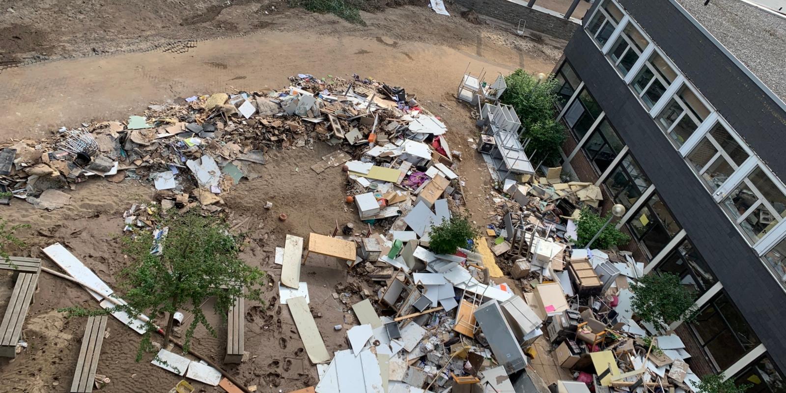 St. Angela: Aufräumen nach der Flut: Das Mobiliar, Türen, Zwischenwände, ... werden auf den Schulhof gebracht, teilweise Böden entfernt. Auch in den weiteren Tagen kommen immer wieder Mitglieder der engeren und weiteren Schulgemeinschaft, um zu helfen.