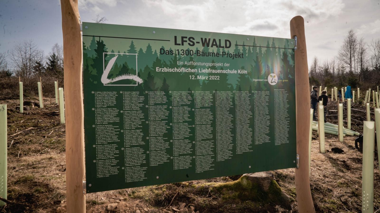 Unter dem Motto „Unser LFS-Wald – Jede(r) SchülerIn/LehrerIn pflanzt einen Baum“ kamen SchülerInnen und Lehrkräfte in die Natur und pflanzten auf einer Fläche von ca. einem Hektar 1300 Bäume.