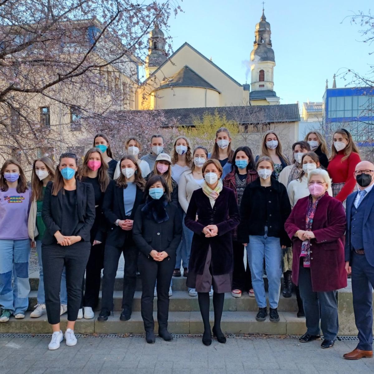 Schülerinnen der Ursulinenschule mit (vorne v.l.) stellv. Schulleiterin des Ursulinengymnasiums Susanne Klein, US-Generalkonsulin Pauline Kao, NRW-Schulministerin Yvonne Gebauer, Schulleiterin des Ursulinengymnasiums Monika Burbaum und Erzbischöflichem Schulrat Alfred Schwanke