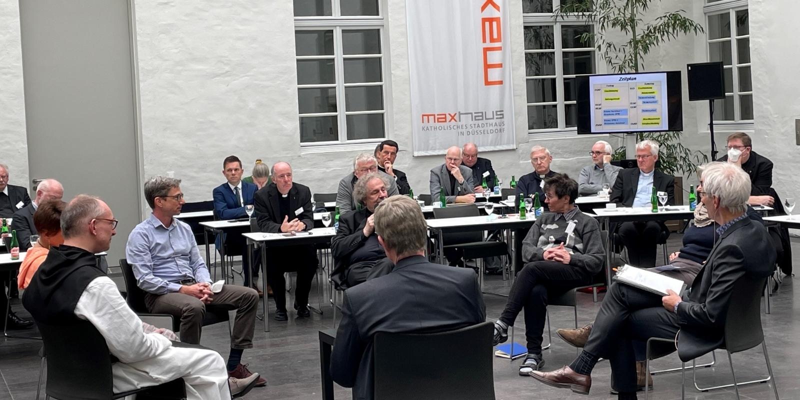 Fotos von der 1. Sitzung des DPR mit dem Kardinal nach dessen Auszeit