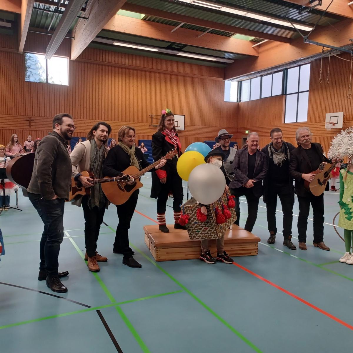 Karnevalistischer Rundgang mit den Höhnern an der Ursulinenschule