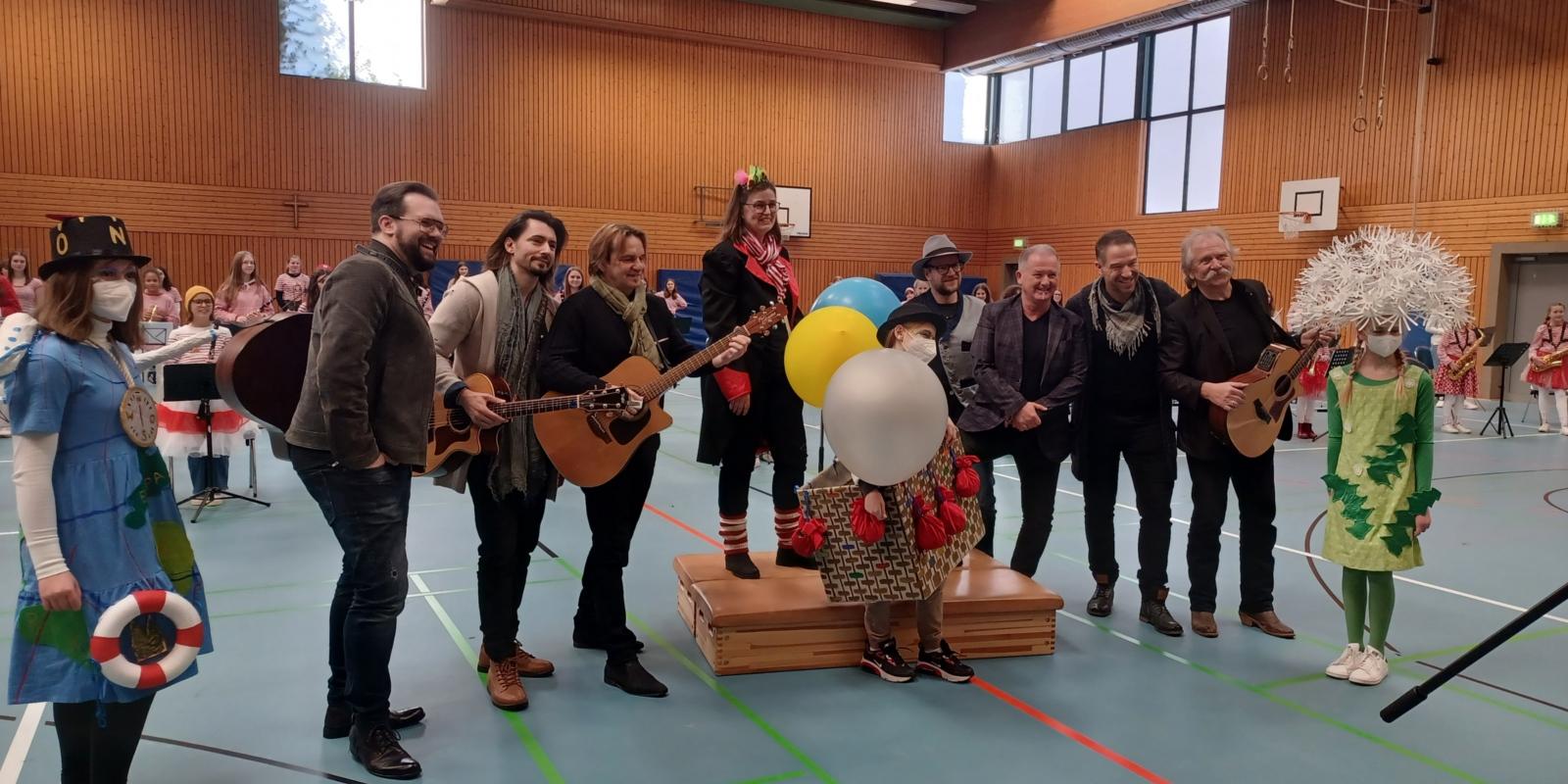 Karnevalistischer Rundgang mit den Höhnern an der Ursulinenschule