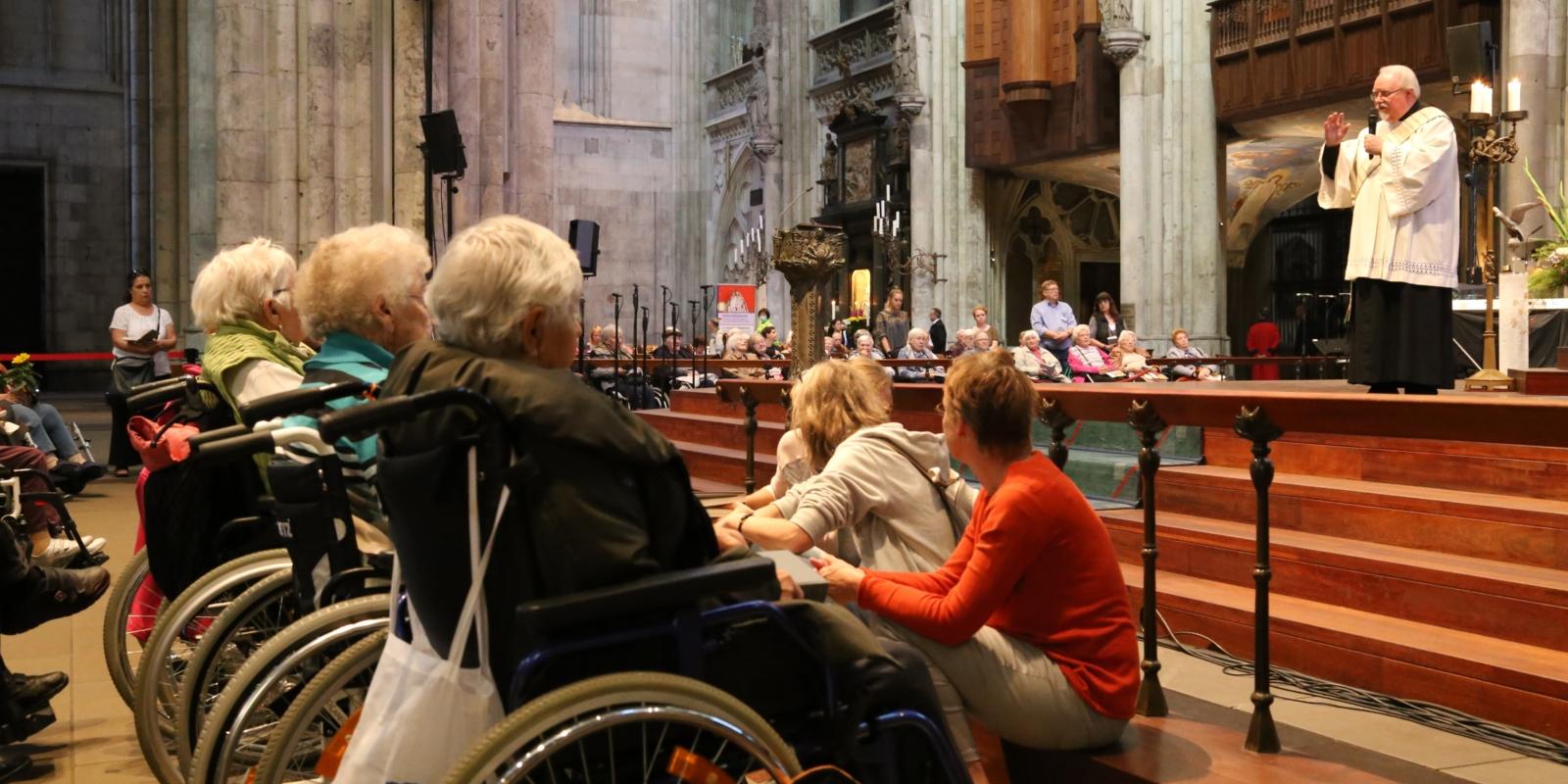 27.09.2018 Menschen mit und ohne Demenz pilgern zum Dreikönigenschrein. - Domdiakon Raimund Witte feierte mit den rund 200 Pilgern einen Wortgottesdienst.