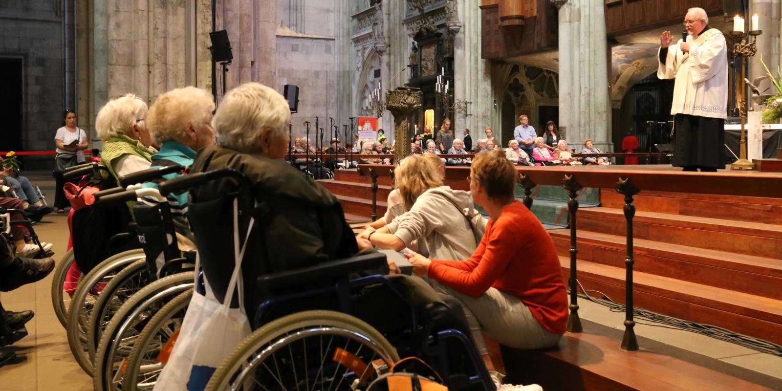 27.09.2018 Menschen mit und ohne Demenz pilgern zum Dreikönigenschrein. - Domdiakon Raimund Witte feierte mit den rund 200 Pilgern einen Wortgottesdienst.