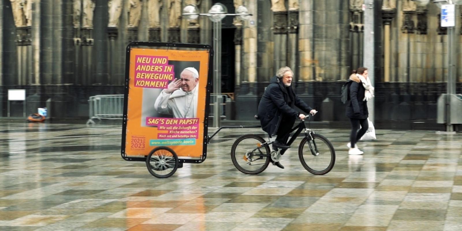 Der Apostolische Administrator des Erzbistums Köln, Weihbischof Rolf Steinhäuser, mit dem Fahrrad auf dem Weg zum Domforum zur Eröffnung der digitalen Beteiligungsplattform zur diözesanen Phase der Weltsynode 2021-2013 im Erzbistum Köln.