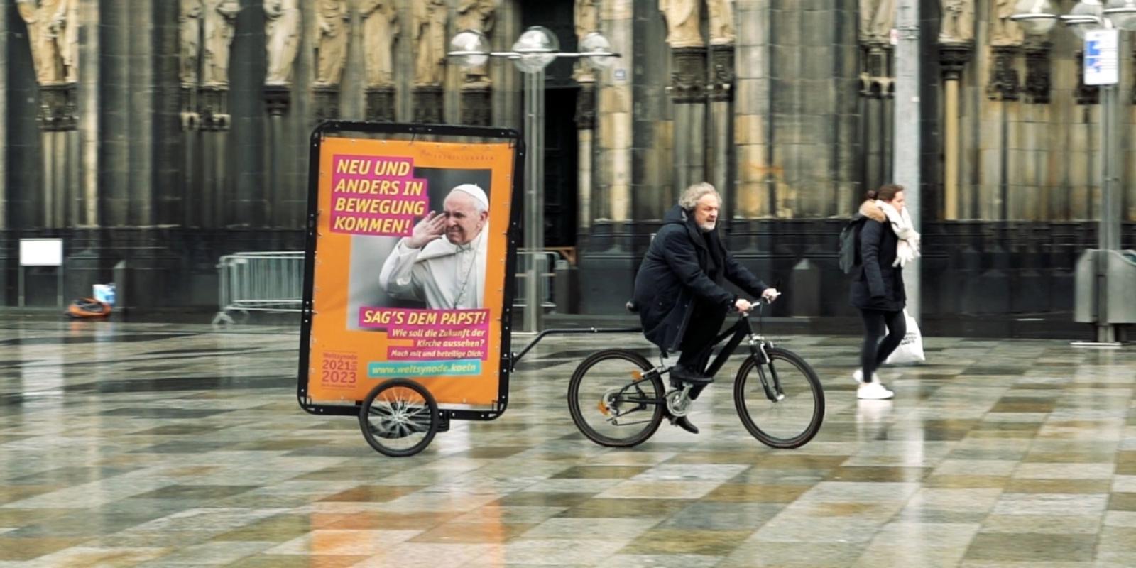 Eröffnung der Beteiligungsplattfrom im EBK Der Apostolische Administrator des Erzbistums Köln, Weihbischof Rolf Steinhäuser, mit dem Fahrrad auf dem Weg zum Domforum zur Eröffnung der digitalen Beteiligungsplattform zur diözesanen Phase der Weltsynode 2021-2013 im Erzbistum Köln.